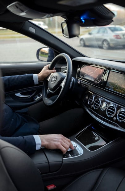 fahrdienst-berlin-fahrer-am-steuer-min fahrdienst-berlin-fahrer-am-steuer-min