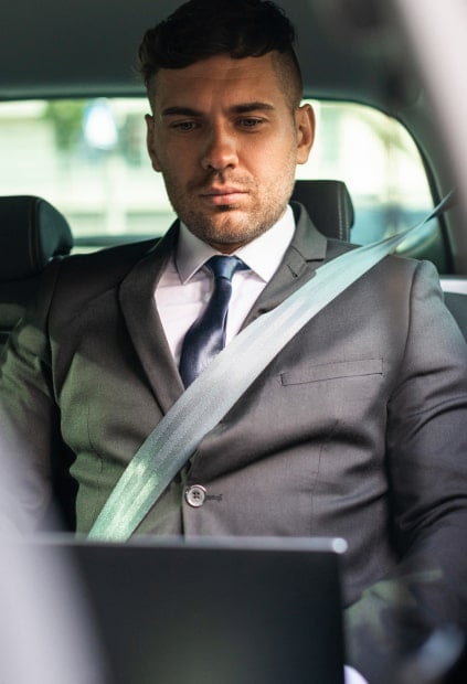 geschaeftsmann-im-auto-chauffeur-berlin-min geschaeftsmann-im-auto-chauffeur-berlin-min